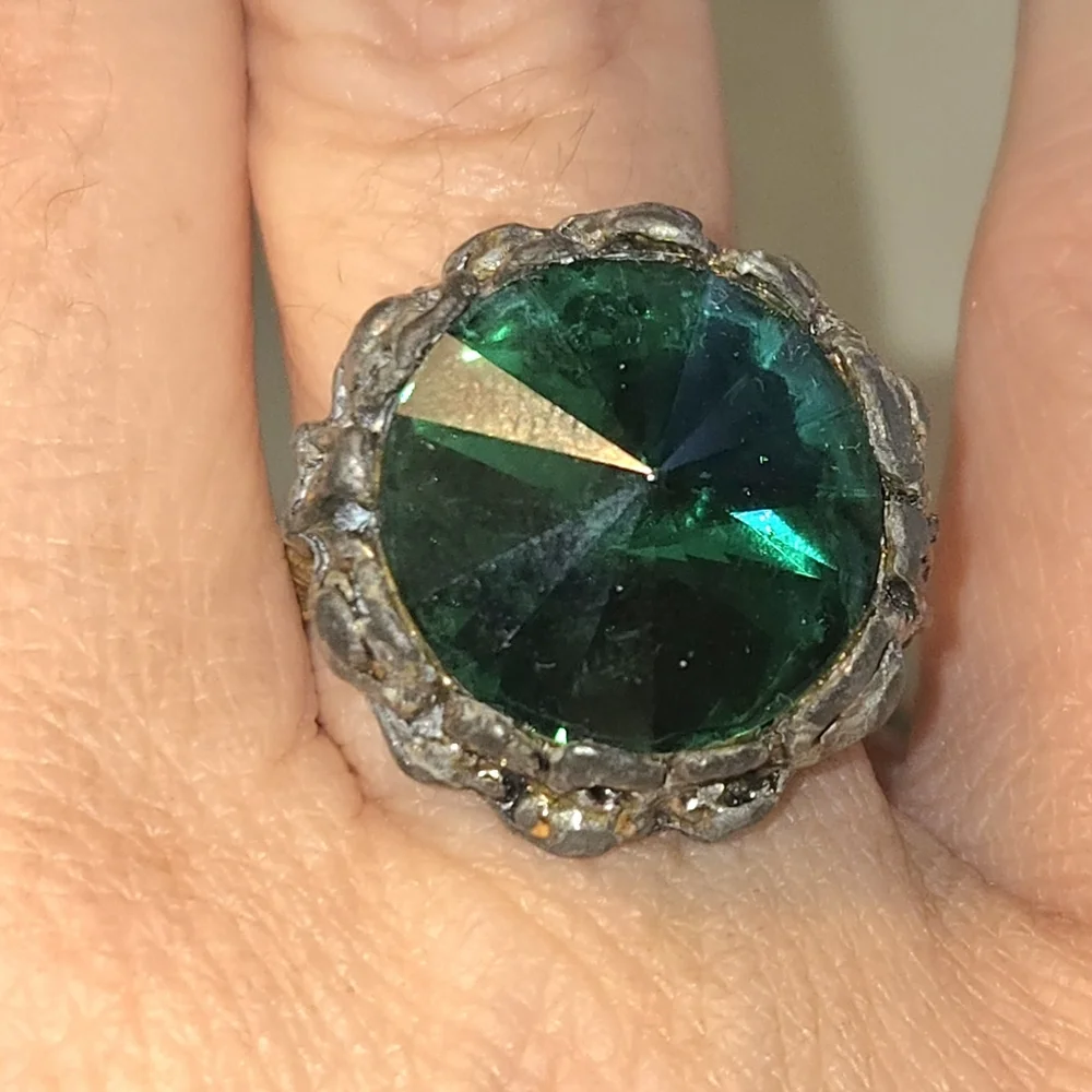 Vintage Modernist Emerald Green Glass Brutalist Statement Ring Adjustable - Picture 4 of 4